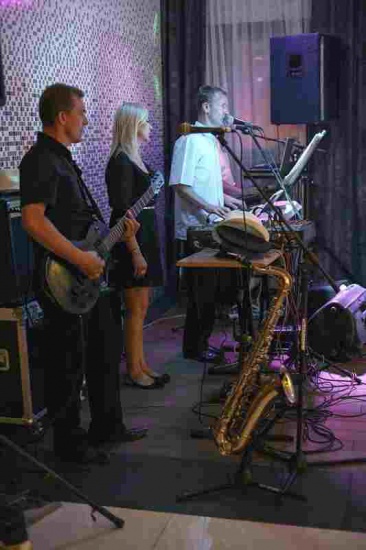 Zespół z wodzirejem